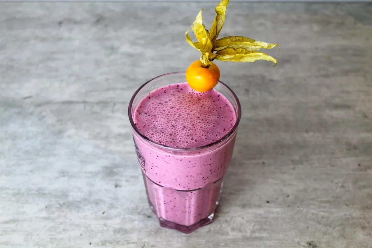 Tüp mide sonrası sıvı dönemde tüketilen protein içerikli smoothie