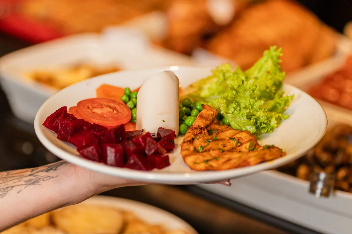 Tüp mide ameliyatı sonrası protein ağırlıklı küçük porsiyon beslenme örneği
