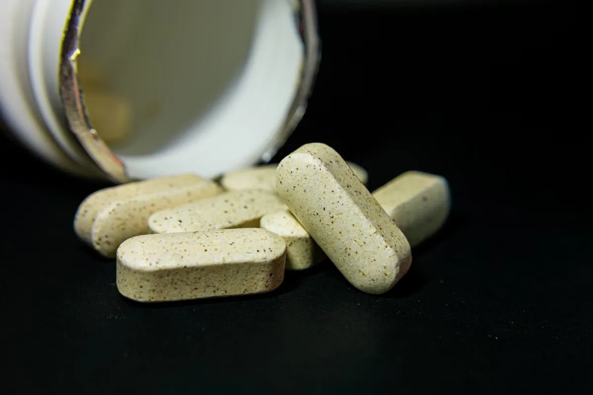 Metabolik cerrahi sonrası uzun dönem takipte vitamin ve mineral desteğini anlatan görsel